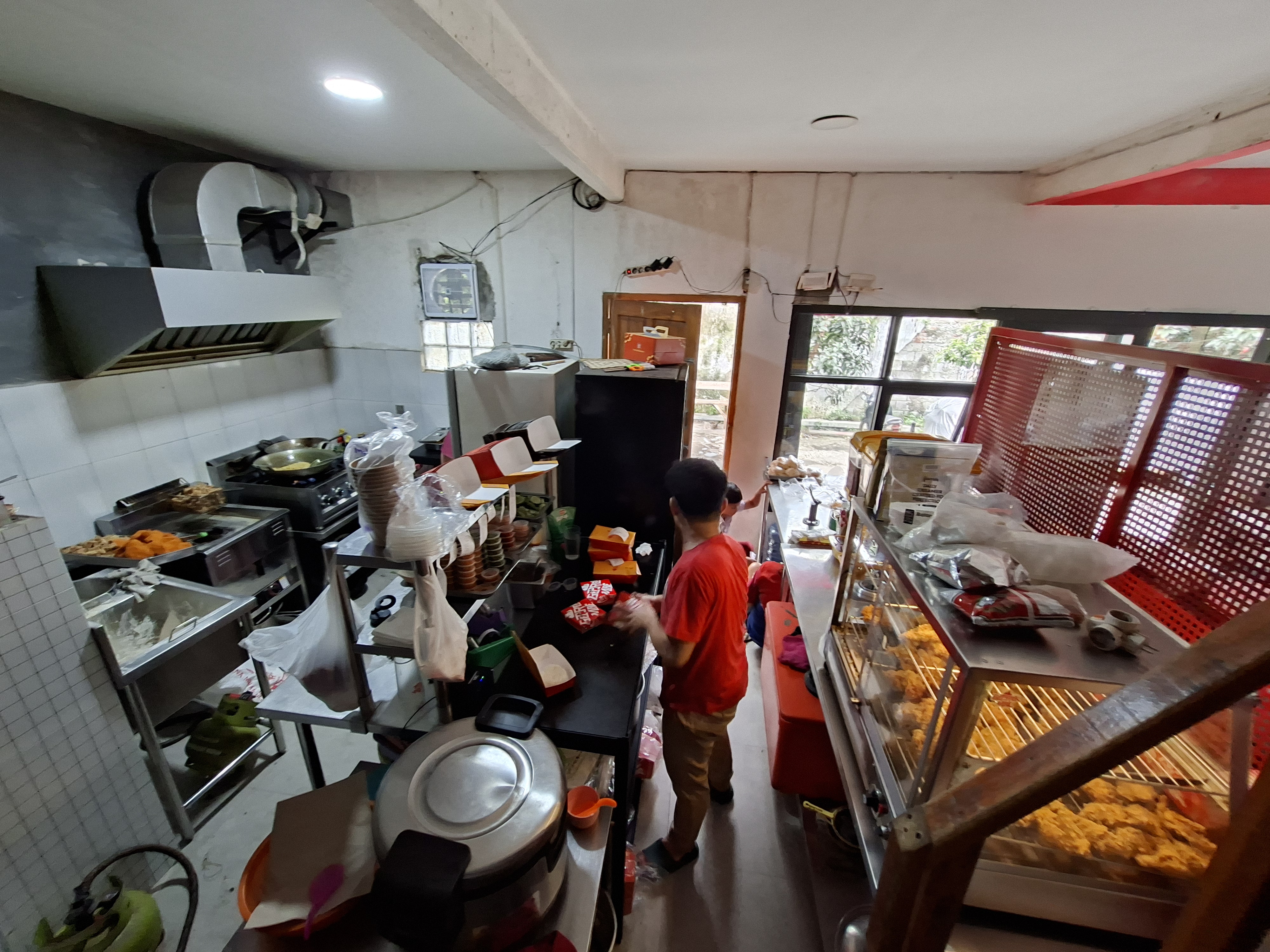 Dapur operasional Geprek Mae
